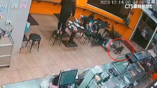 女躲狗奔早餐店摔倒壓毀桌　黑狗兄「肇逃」店家無奈
