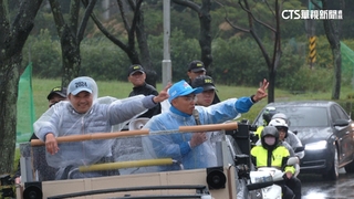 回防新北大本營！　侯友宜不畏低溫風雨車掃