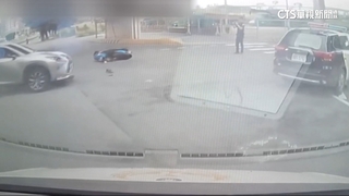 82歲嫗騎車闖紅燈　撞休旅車頭.翻一圈倒地