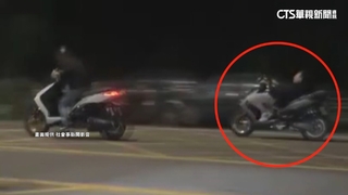 2飆仔凌晨競速　「躺著騎車」耍帥恐罰9萬.吊照