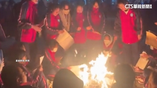 甘肅強震寒夜逃生！　　師生撕書.折樹枝生火　唱歌打氣