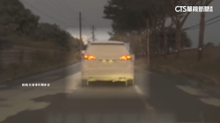 砂石場驚見「人工沙塵暴」　休旅車「鍍膜」遮車牌