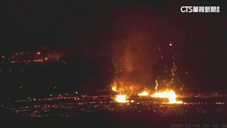震撼！冰島火山噴發　熔岩流竄地面.夜空一片橘紅