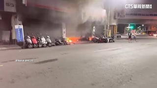 高雄機車行大火　4人受困頂樓　勇鄰急救火