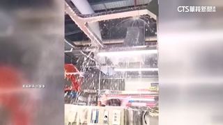 環南市場又「下雪」？　化學泡沫噴濺肉品　損失難估計