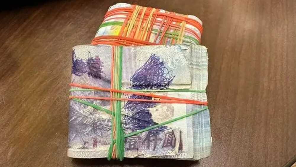 有民眾撿到2捆千鈔，竟被警方告知全是假鈔。圖／翻攝自「屏東人屏東事」臉書