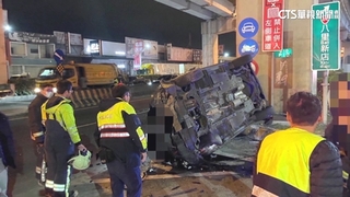 休旅車疑「違規大迴轉」　對向車高速撞上翻覆！