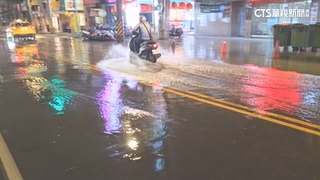 天冷爆管　板橋湳雅夜市前「馬路淹水」　店家傻眼