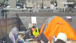 韓團MAMAMOO輝人抵台　歌迷不畏低溫搭帳篷卡位