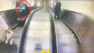 「喬角度」偷拍裙底！熱心男大聲喝斥　逮北捷偷拍