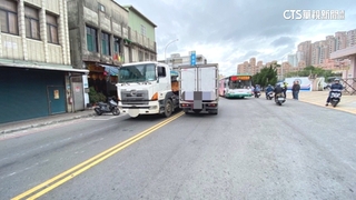 跨越雙黃線超車停等紅燈　騎士成「夾心餅乾」