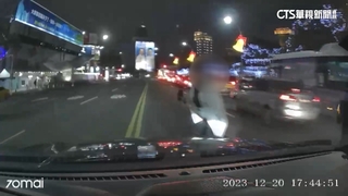 高雄耶誕活動湧人潮　民眾違規穿越馬路遭撞