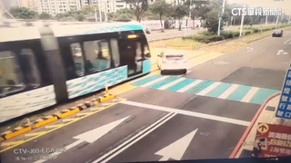 駕駛疑不熟路況違規左轉　撞淡水輕軌.延誤12分