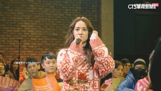 實現去年之約！蔡依林開「醜毛衣派對」　7神曲寵粉