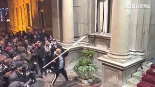 抗議選舉舞弊　塞爾維亞民眾石砸首都市政大樓