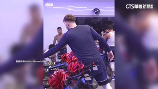NBA耶誕老人　Doncic大方送賓士電動腳踏車