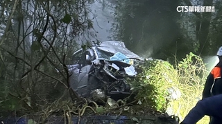 墜谷瞬間！　廂型車高速過彎無剎車　直衝山谷