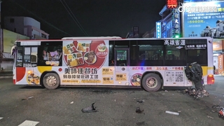 驚險畫面曝！　騎士闖紅燈搶快撞客運骨折送醫