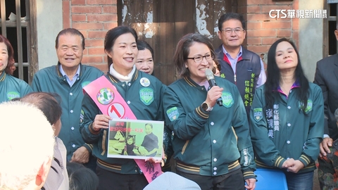 藍綠白副總統候選人 勤跑行程與選民拜票合影