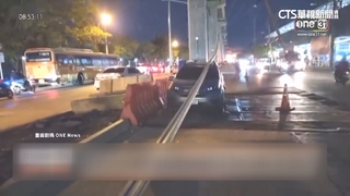 泰國曼谷捷運驚悚意外！　高空鐵軌鬆脫掉落砸車