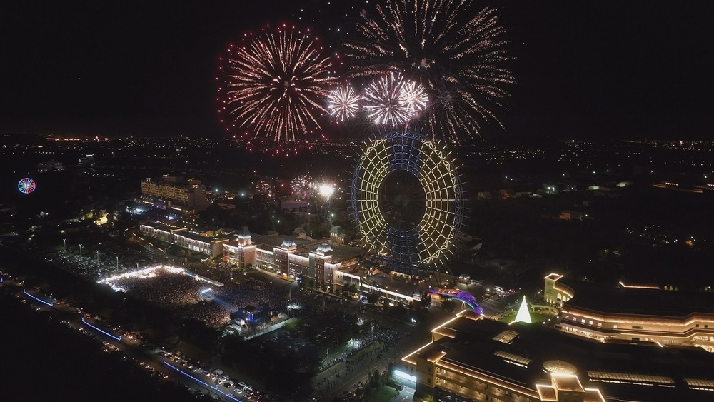 300秒煙火燈光秀炫彩奪目（圖／麗寶樂園提供）