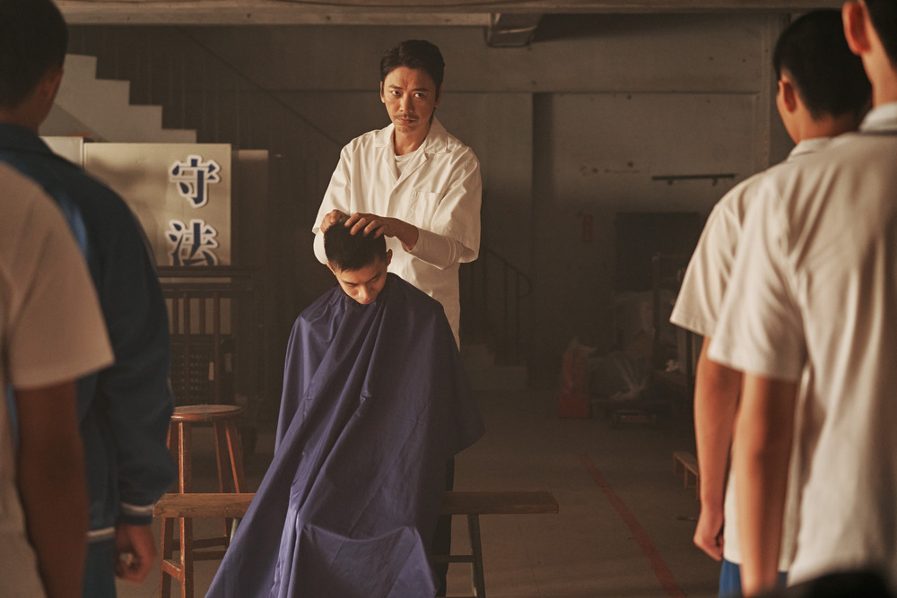 歌手信（蘇見信）在《美食無間》客串少年監獄理髮師傅「老劉」，背後身份卻是殺手組織領導人物，閃現冷冽氣場及超殺眼神。