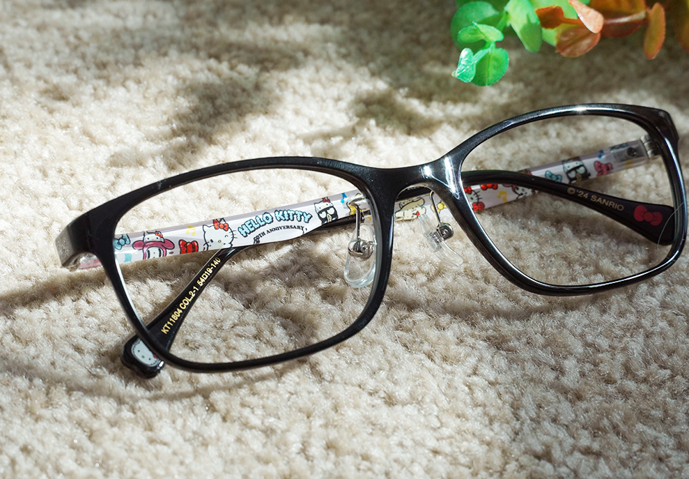 寶島眼鏡獨家推出HELLO KITTY聯名鏡框，還有多項買即享訂製組(圖／寶島眼鏡提供)
