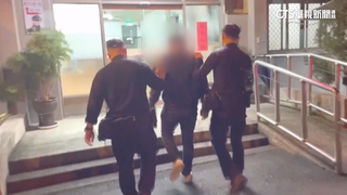 不滿被拍照　違停家長飆罵學生.還開車衝上人行道