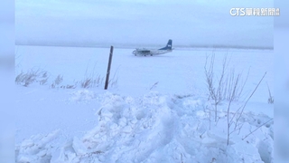 俄機師著陸過程失誤　運輸機降落結冰河面上