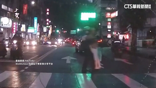 醫院旁老人馬路走一半就紅燈　「騎士霸氣扛人過」熱議