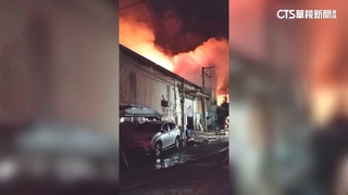 五股鐵皮廠祝融無人受困　消防出動百人滅火