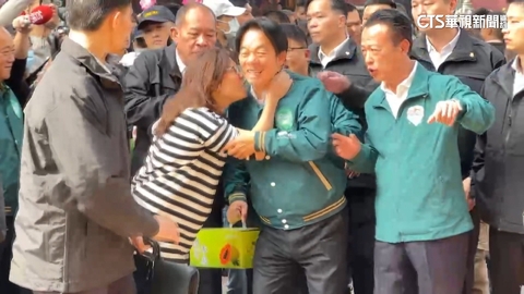 賴被熱情女粉「拉脖親臉頰」 隨扈驚嚇連忙制止