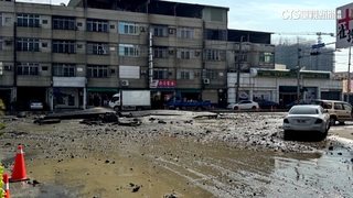 彰化自來水管爆裂　強大水壓衝破柏油路