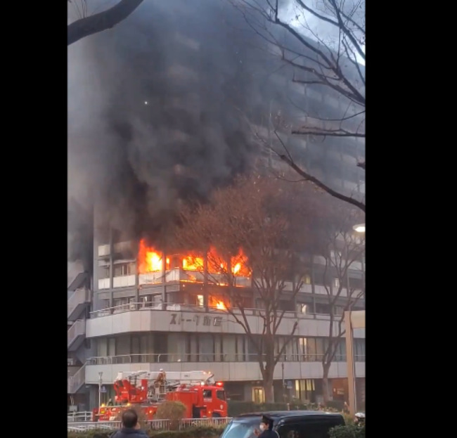 日本不平靜！東京新宿12層大樓驚傳火警　已造成7人受傷 | 華視新聞