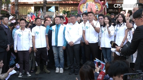 柯文哲台中掃街搶選票 7名年輕里長站台相挺