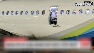 空中驚魂！美客機窗戶機身被吹走　急折返迫降
