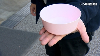 情侶擅用兒童碗裝水餵狗　遭制止竟飆罵店員