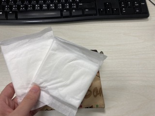 拿衛生棉被阿姨說「難看」　她傻眼：有什麼好遮掩的？