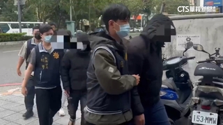 放沖天炮討債火燒排球場帆布　惡煞強擄人上車