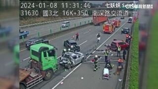 國3交流道5車追撞「1死7傷」　轎車剩半截
