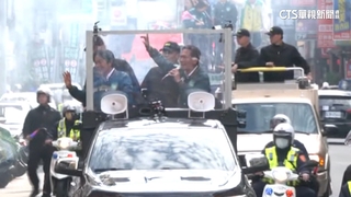 太像槍聲驚特勤！　賴清德掃街　民眾放炮警急澆熄