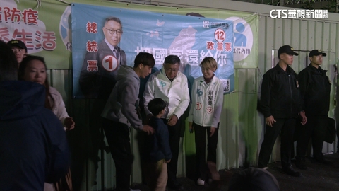 強攻賴本命區!柯文哲府城夜市拜票 支持者搶合照