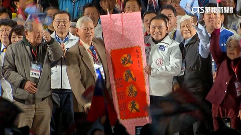 侯友宜回「嘉」造勢 國中老師送上「以民為天」中堂