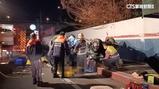 疑追車競速？休旅車自撞翻覆　車扭曲變形1死3傷