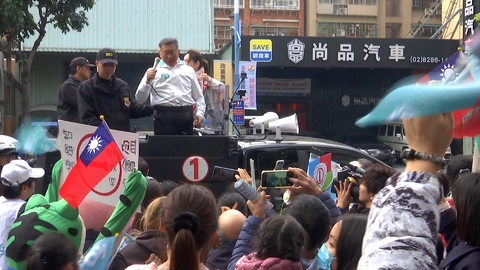 侯再喊「藍白共治」 柯:國民黨操作棄保的手法