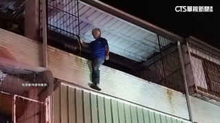 選舉掃街放沖天炮害「火燒厝」　民眾爬牆灌救