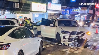 疑身體不適釀禍！　特斯拉為閃機車　逆向連撞5車