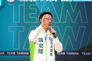 張宏陸臉書PO照「比自己號次」遭檢舉　粉專急刪：小編誤植依法承擔