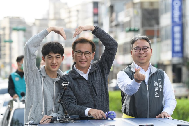 鵬之子太帥！　鄭運鵬投票兒子未陪同 引網友暴動：大家需要德德 | 華視新聞