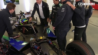 牙買加閃電俠開電動賽車　讚加速「比他快」